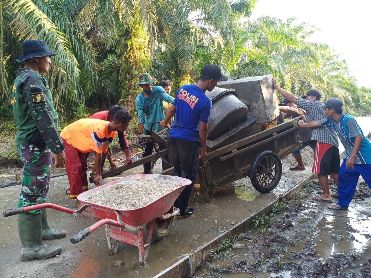 Gotong-royong Dalam Membangun Daerah Terpencil