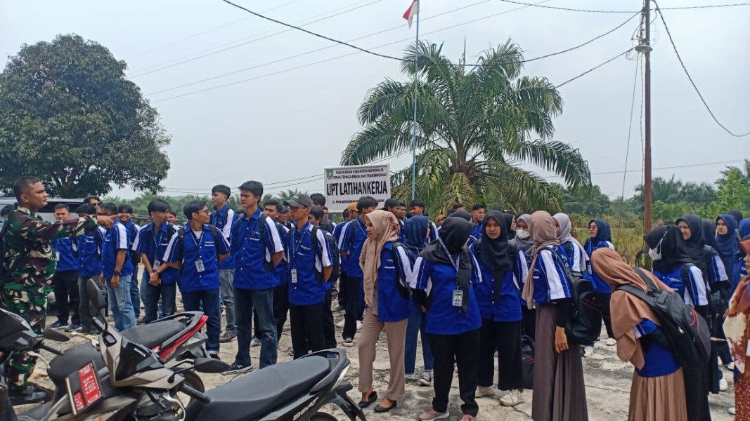 Babinsa Sertu R. Pardomuan Berikan Komsos Pancasila Kepada Warga RT 02 RW 04 Kelurahan Air Jamban, Mandau, Bengkalis