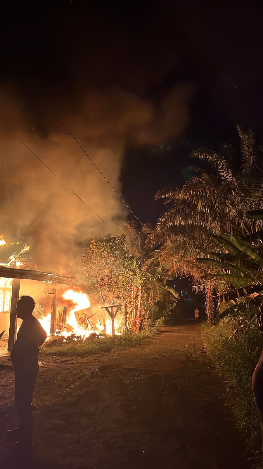 Jago Merah Mengamuk, 2 Petak Rumah Hangus, Damkar Mandau Upayakan Pendinginan