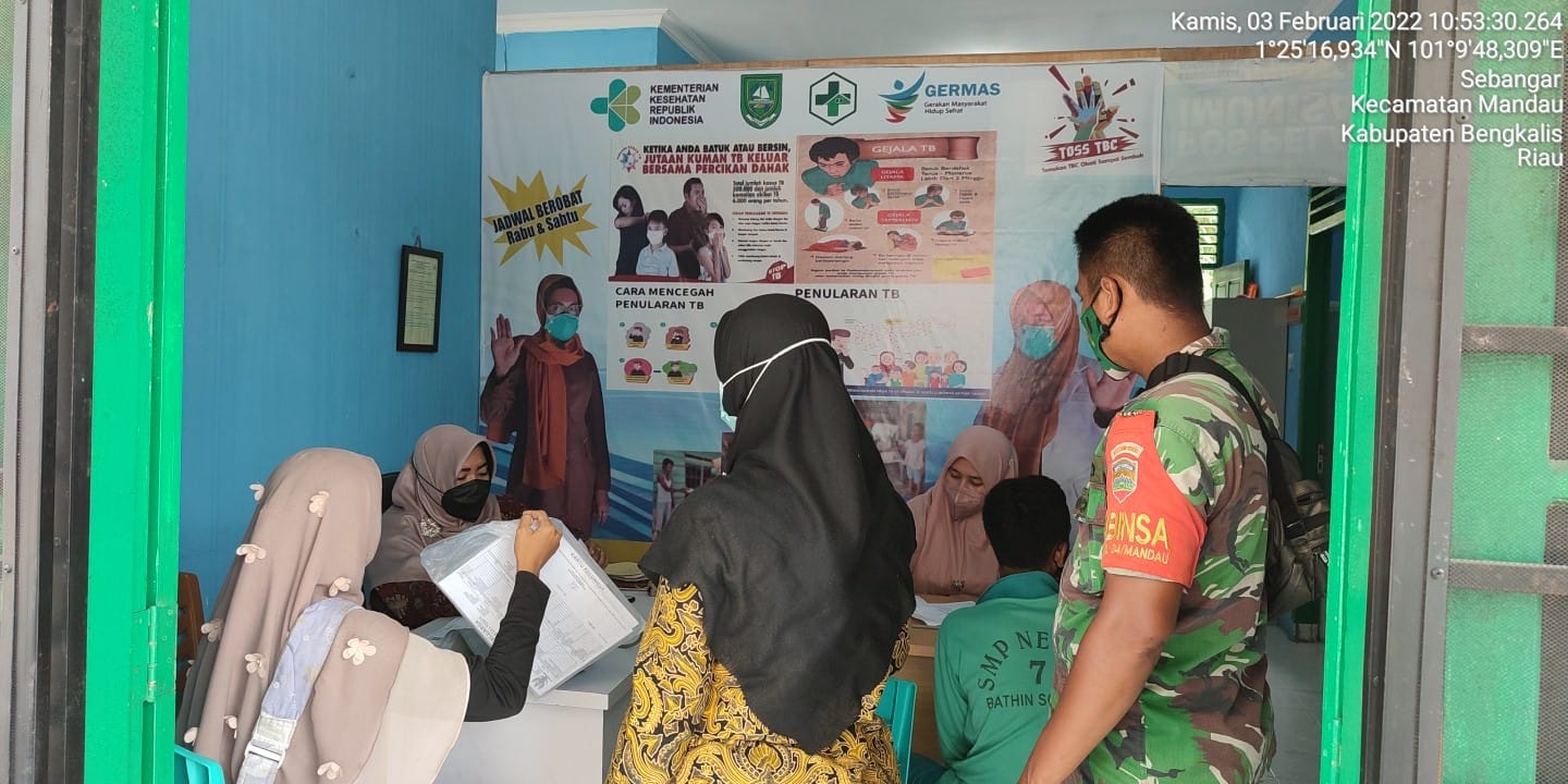 Babinsa Serda Awaluddin Tinjau Pelaksanaan Vaksinasi di UPT Puskesmas Sebangar