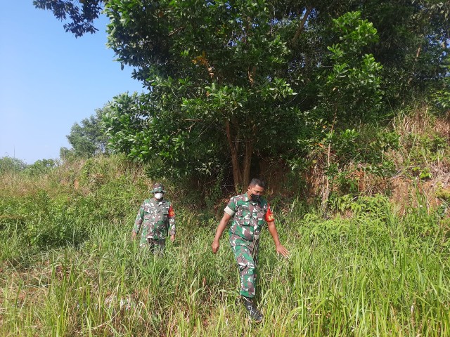 Serda Ahmad Junaidi dan Serda Paino Patroli Karhutla di Kelurahan Pematang Pudu