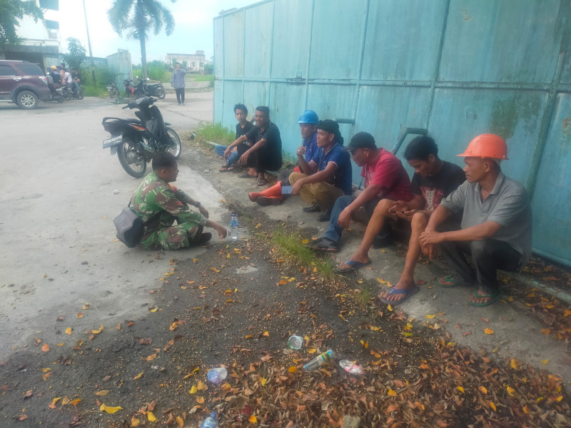 Babinsa Koptu Muchsin Khan Berikan Komsos Pancasila Kepada Warga Jalan Hang Tuah Duri