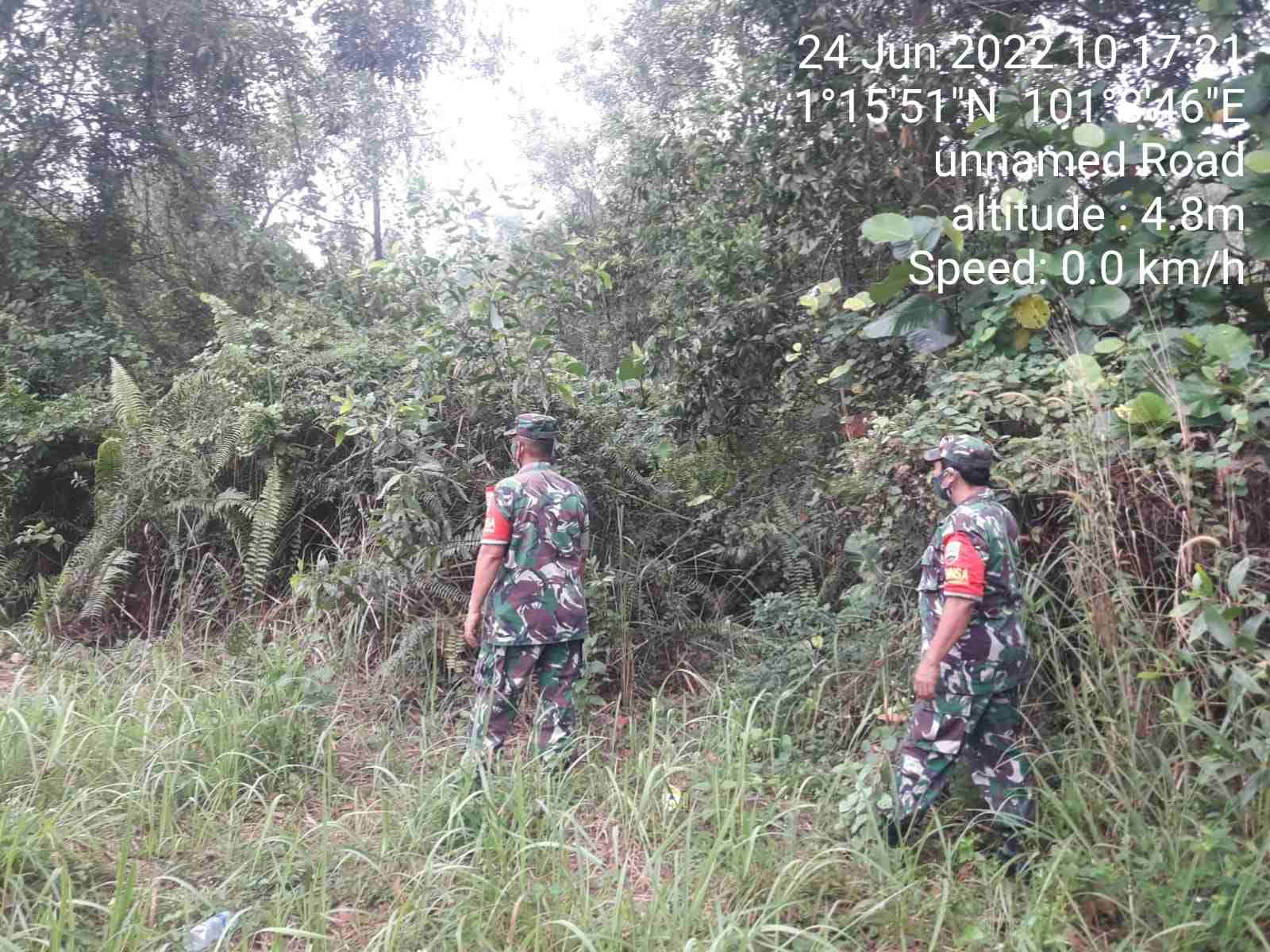 Peltu Jefri Dian dan Sertu Rosdianto Patroli Karhutla di 2 Desa di Kecamatan Bathin Solapan