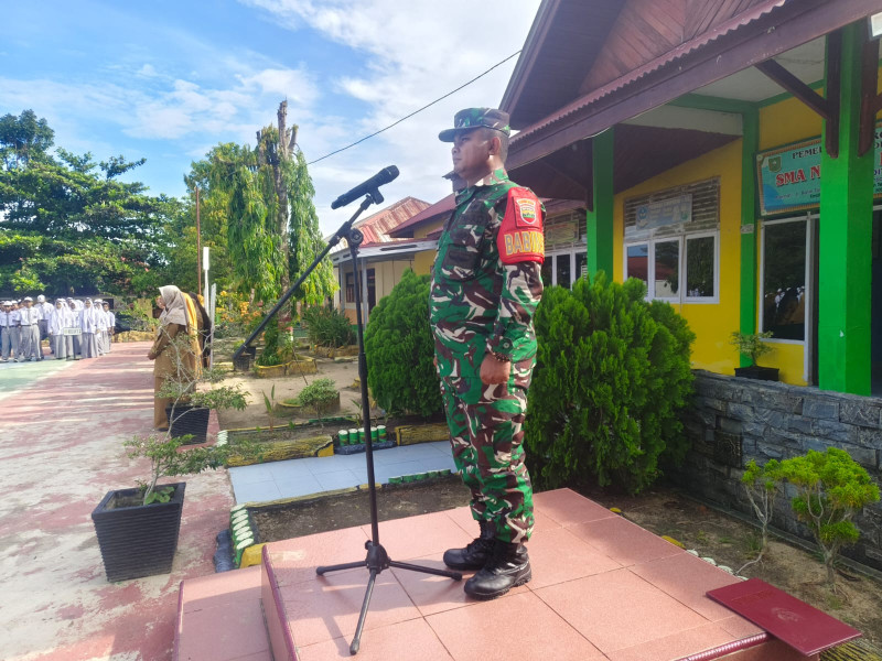 Babinsa Sertu Roy. P. Berikan Penyuluhan Pancasila Kepada Siswa di SMAN 1 Pinggir, Kampung Pancasila