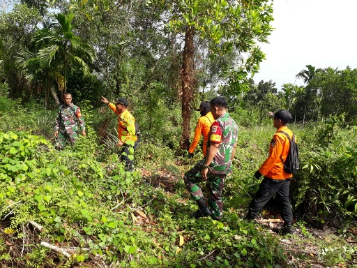 Patroli Rutin Cegah Karhutla, Babinsa 03/Mandau Berpatroli di Kelurahan Pematang Pudu
