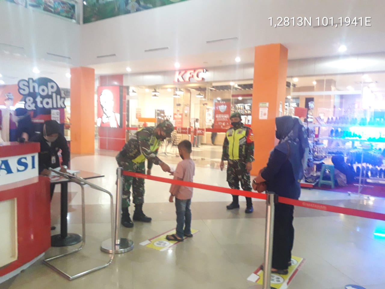 Serma Suprapto Himbau Protokol Kesehatan di Mall Mandau City Duri