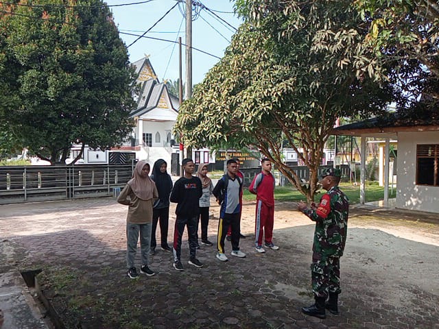 Babinsa Pelda Yulihar Berikan Komsos Pancasila Kepada Siswa di Desa Muara Basung