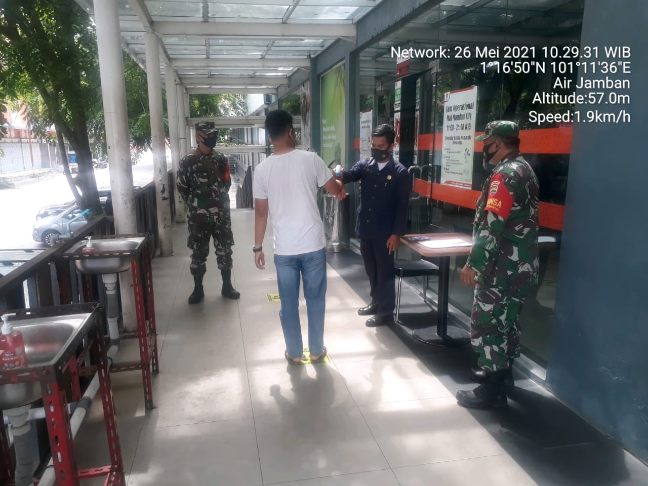 Serma Armen Himbau Pengunjung Mall Mandau City Duri Agar Gunakan Masker dan 3 M