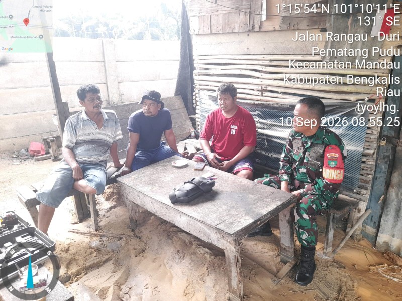 Babinsa Serka Alinaspi, Berikan Pemahaman Pancasila Kepada Warga Jalan Rangau, Kelurahan Pematang Pudu