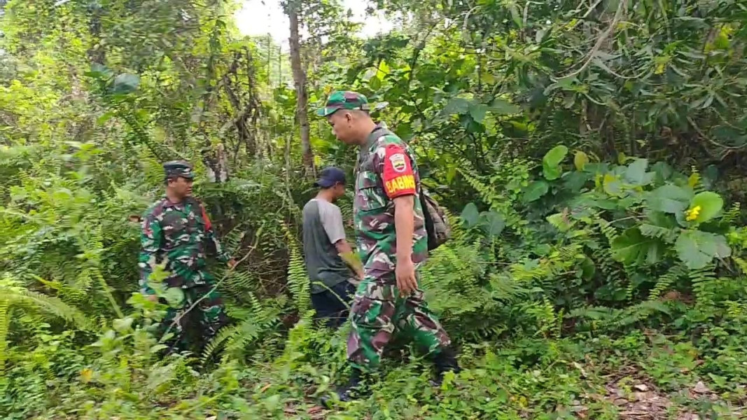 Terus Laksanakan Patroli, Babinsa Koramil 03/Mandau Serda AT Silaban dan Kopda Bambang di Kuala Penaso