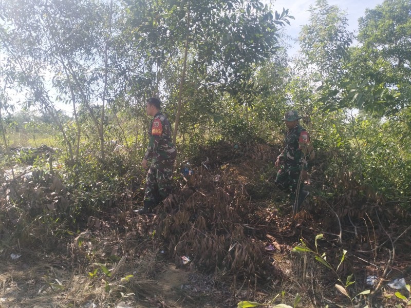Babinsa Pelda Armen, Serka Ristiyo, Praka Alif Berpatroli Karhutla di Mandau, Kelurahan Pematang Pudu