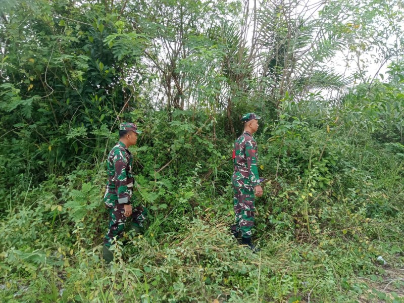 Babinsa Serda Zulkarnain dan Pratu M. Hanafi, Berpatroli Karhutla di Jalan Sakura