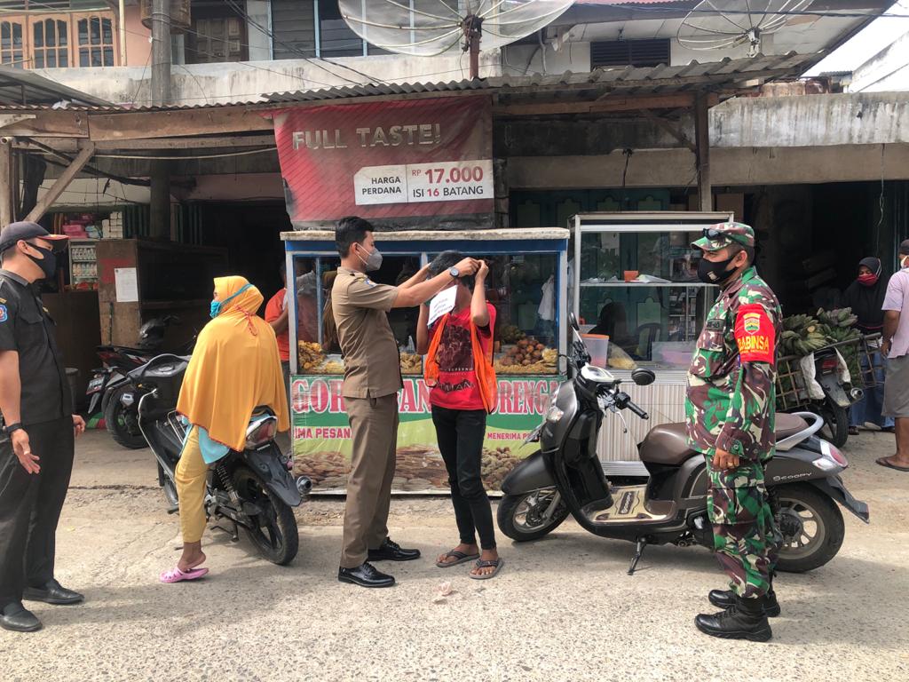 Sanksi Sosial Menanti Jika Tidak Protkes, Itu Pesan Babinsa Kopda Muchsin Khan di Wilayah Pinggir