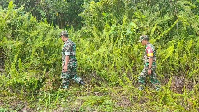 Terus Laksanakan Patroli, Babinsa Koramil 03/Mandau Sertu Alinaspi dan Sertu Junaidi di RT 2 RW 1 Batang Serosa