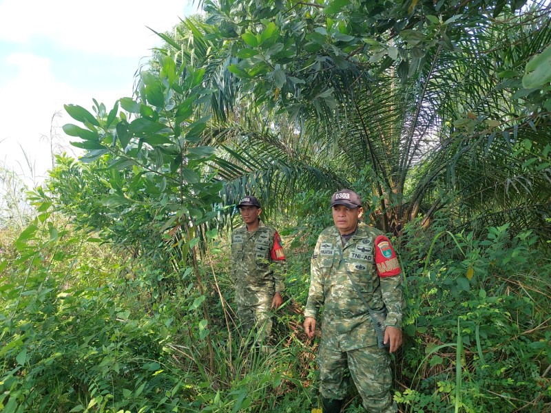 Patroli Karhutla Terus dilakukan, Babinsa Sertu D.Simanjuntak, Sertu Z.Panjaitan cek Lahan Rawan di kelurahan Duri Barat