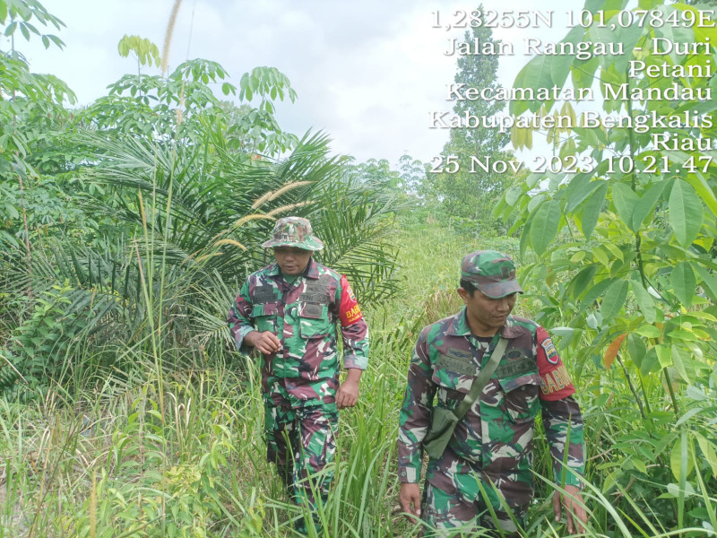 Terus Laksanakan Patroli, Babinsa Koramil 03/Mandau Serda Joni R dan Kopda S. Nasution di RT 03 RW 02, Desa Petani
