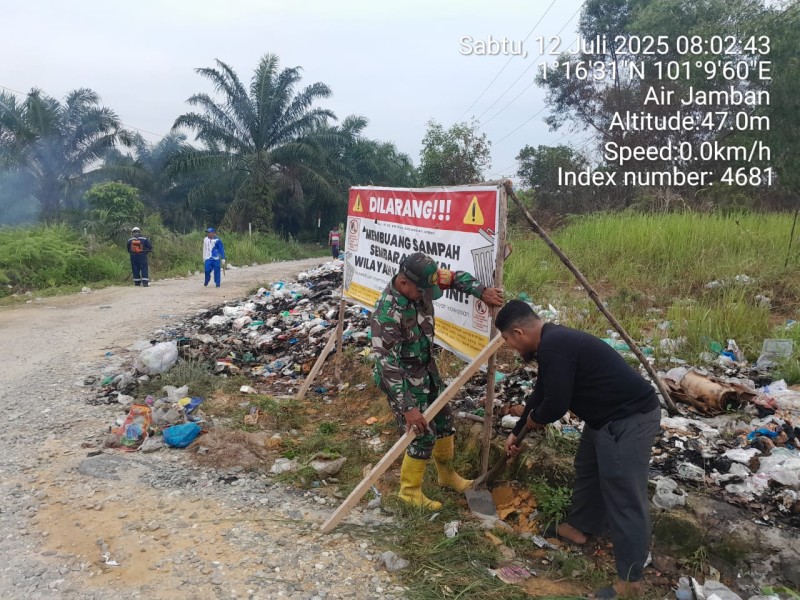 Laksanakan Goro Bersama Warga RT 01 RW 25 Kelurahan Air Jamban, Babinsa Serka Fauzi Turun Ke Lapangan