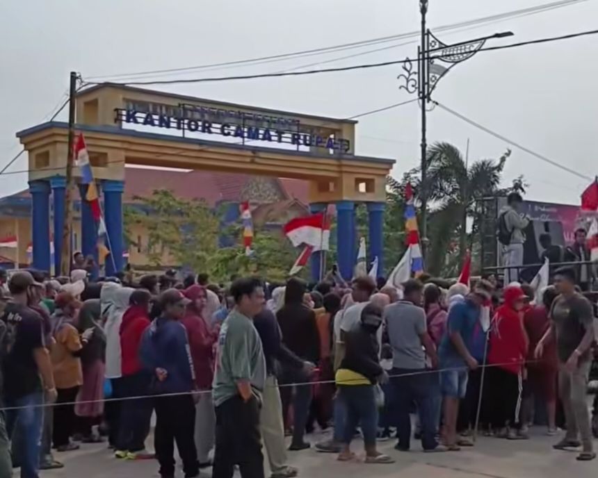 Ratusan Masyarakat dari 2 Kelurahan 1 Desa di Rupat Laksanakan Aksi Damai Depan Kantor Camat