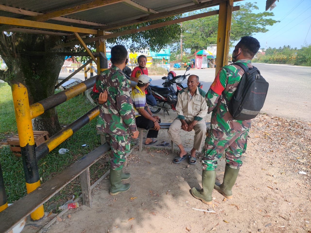 Serda Sijabat dan Serda M. Fikri Sosialisasi Karhutla di Kelurahan Pematang Pudu