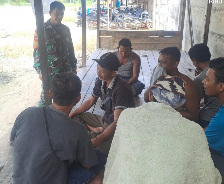 Babinsa Sertu Joni R, Berikan Penyuluhan Pancasila warga Desa Sebangar, di Kampung Pancasila