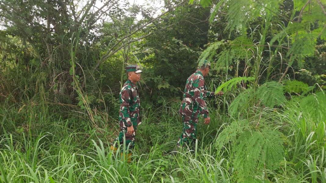 Patroli Karhutla Terus dilakukan, Babinsa Sertu Ahmad junaidi, Sertu Fikri cek Lahan Rawan di Kelurahan Air Jamban, Batsol
