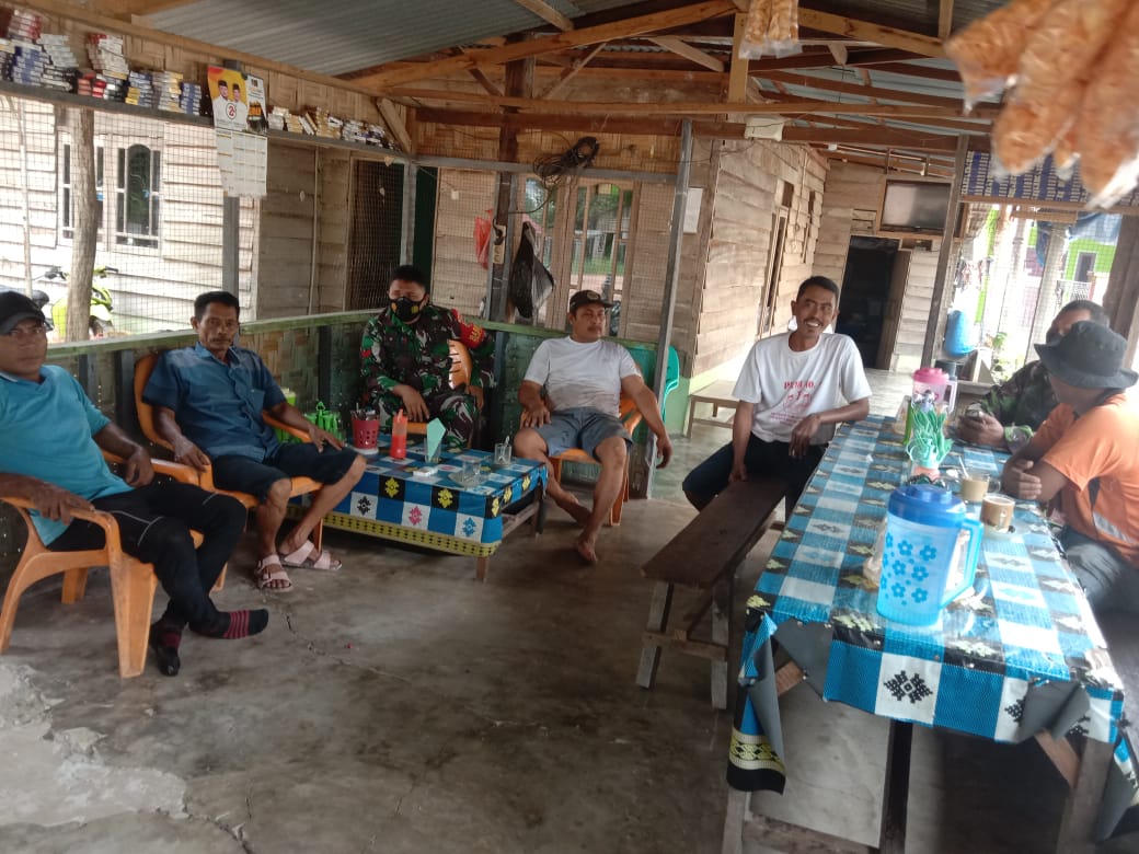 Serma Sutrisno, Sertu Alinaspi dan Koptu M. Silaban Anggota Koramil 04/Mandau Sosialisasi Karhutla