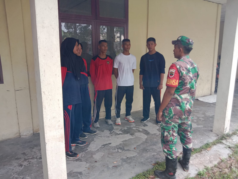 Babinsa Kopda Yusup Berikan Penyuluhan Pancasila Kepada Siswa SMAN 2 di Kelurahan Batang Serosa