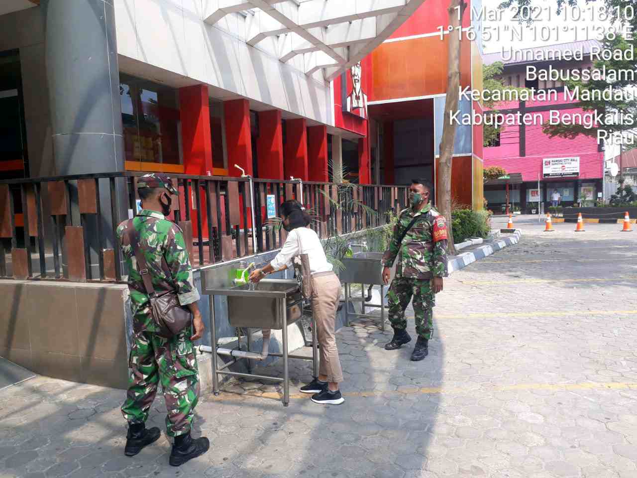 Antisipasi Covid-19, Sertu Ristiyo Cek Kesehatan Pengunjung Mall Mandau City