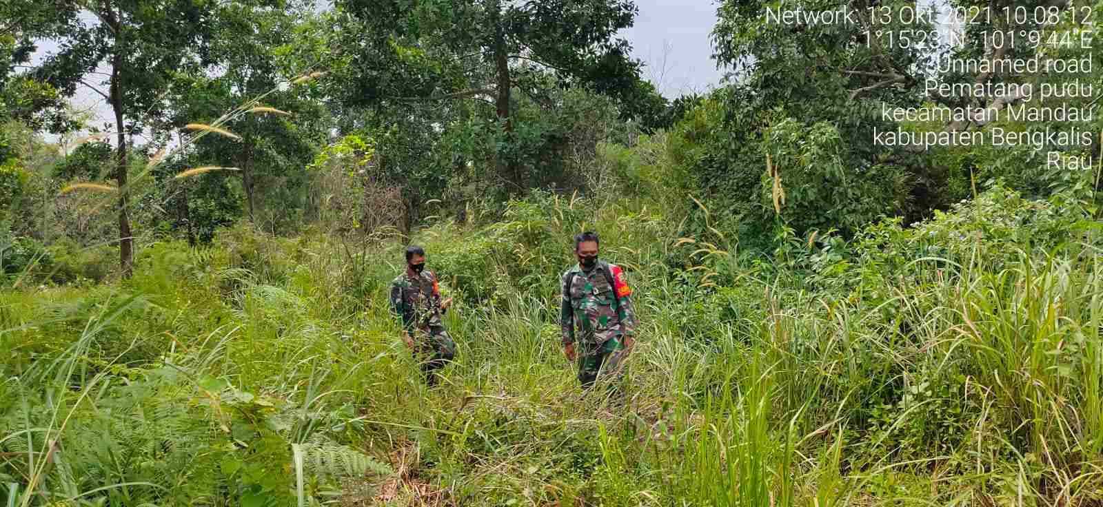 Sertu Handoko dan Serda Setiawan Sijabat Patroli Karhutla di Pematang Pudu