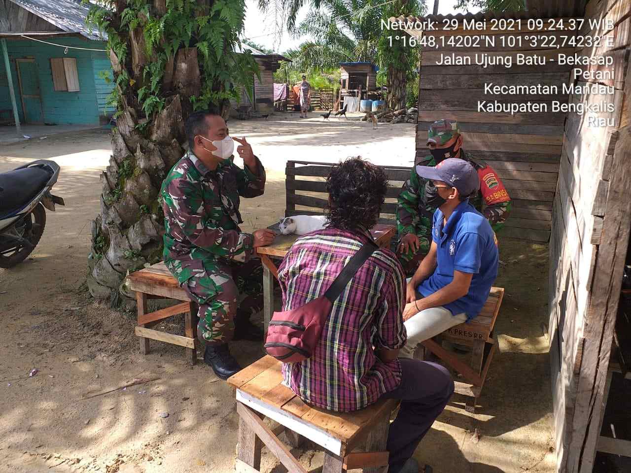 Peltu Sigit NW dan Serda P. Sinaga Laksanakan Himbauan Protkes di Desa Petani