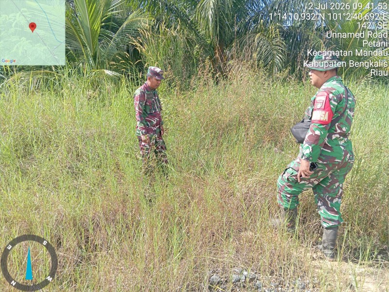 Babinsa Pelda Agus WP, Serda Riza R Patroli Karhutla di Desa Petani, Bathin Solapan, Bengkalis