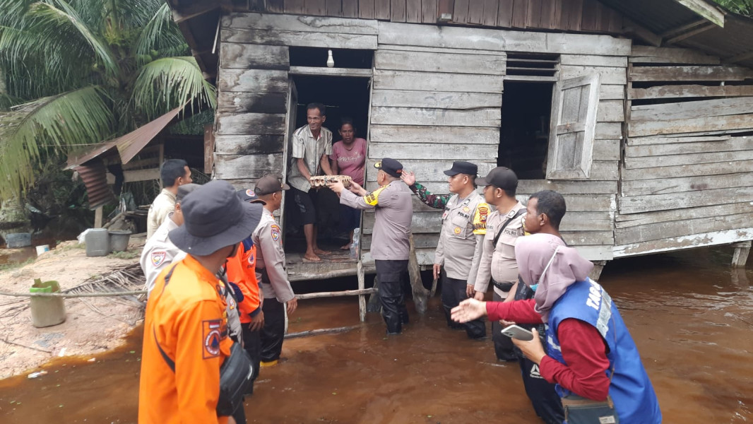 Terjang Banjir, Kapolsek Mandau Kompol Hairul Hidayat Berikan Bantuan Sembako Kepada Warga