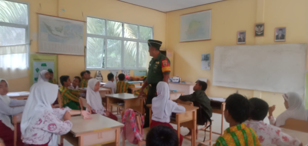 Babinsa Serda Paino Berikan Komsos Pancasila Kepada Siswa dan Siswi SDN 2 Pinggir, Kecamatan Pinggir, Bengkalis