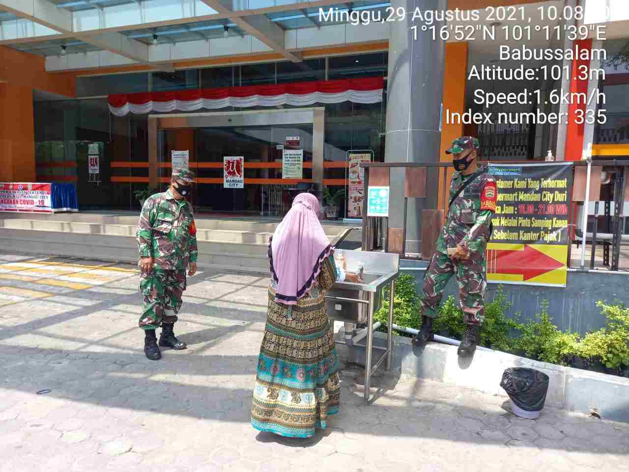 Pengunjung Mall Mandau City dihimbau Babinsa Serka Fauzi dan Sertu SDG Barus