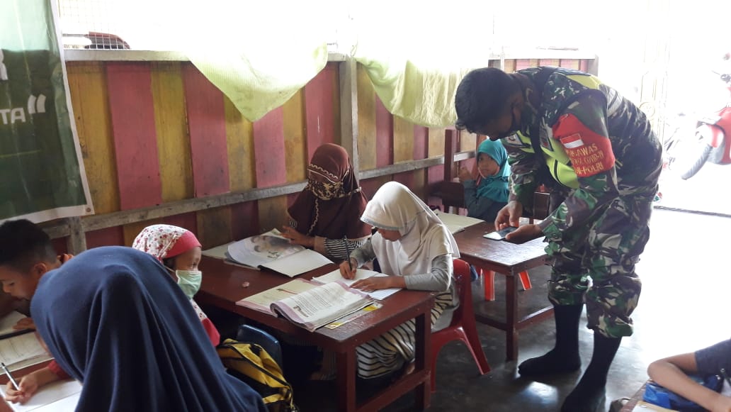 Bantu Siswa Belajar Dengan Metode Daring, Sertu Ristiyo Berbagi Kuota Internet