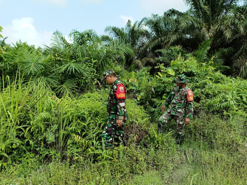 Terus Laksanakan Patroli, Babinsa Koramil 03/Mandau Serda Awaluddin dan Kopda P. Samosir di Jalan Tanpa Nama, Pematang Pudu