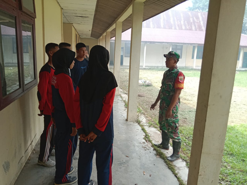 Kopda Yusup Berikan Penyuluhan Pancasila kepada Siswa dan Siswi di Desa Pinggir