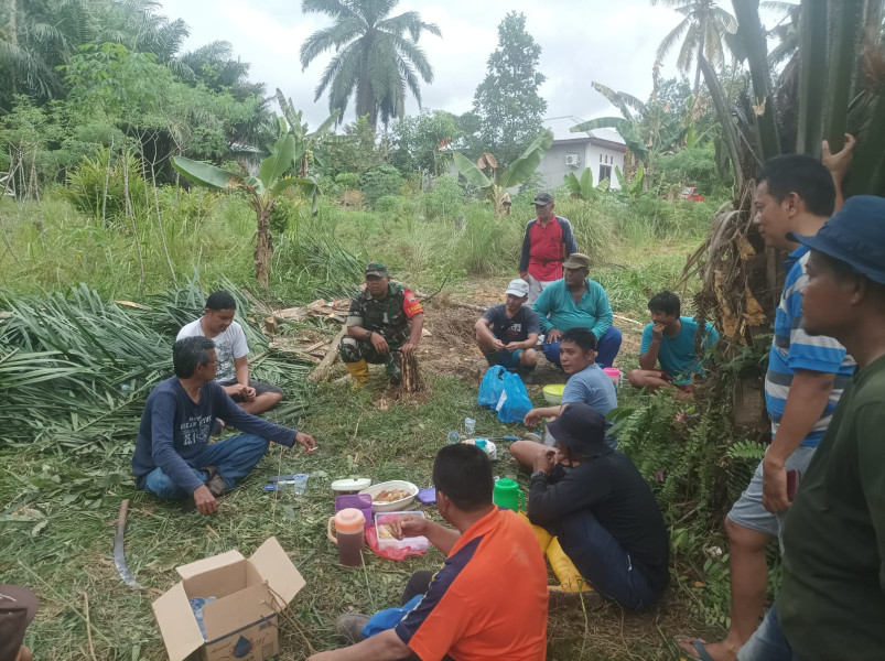 Anggota Babinsa Mandau Peltu Sigit NW, Laksanakan Goro di Kelurahan Air Jamban