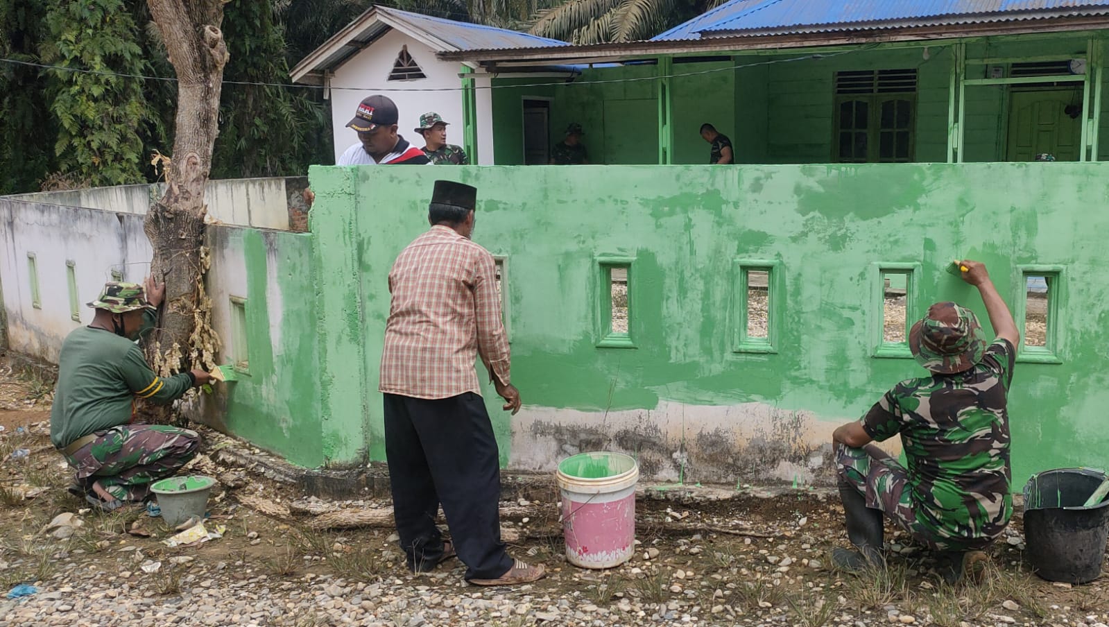Babinsa Serda S. Sijabat Laksanakan Goro di Desa Tasik Serai Barat