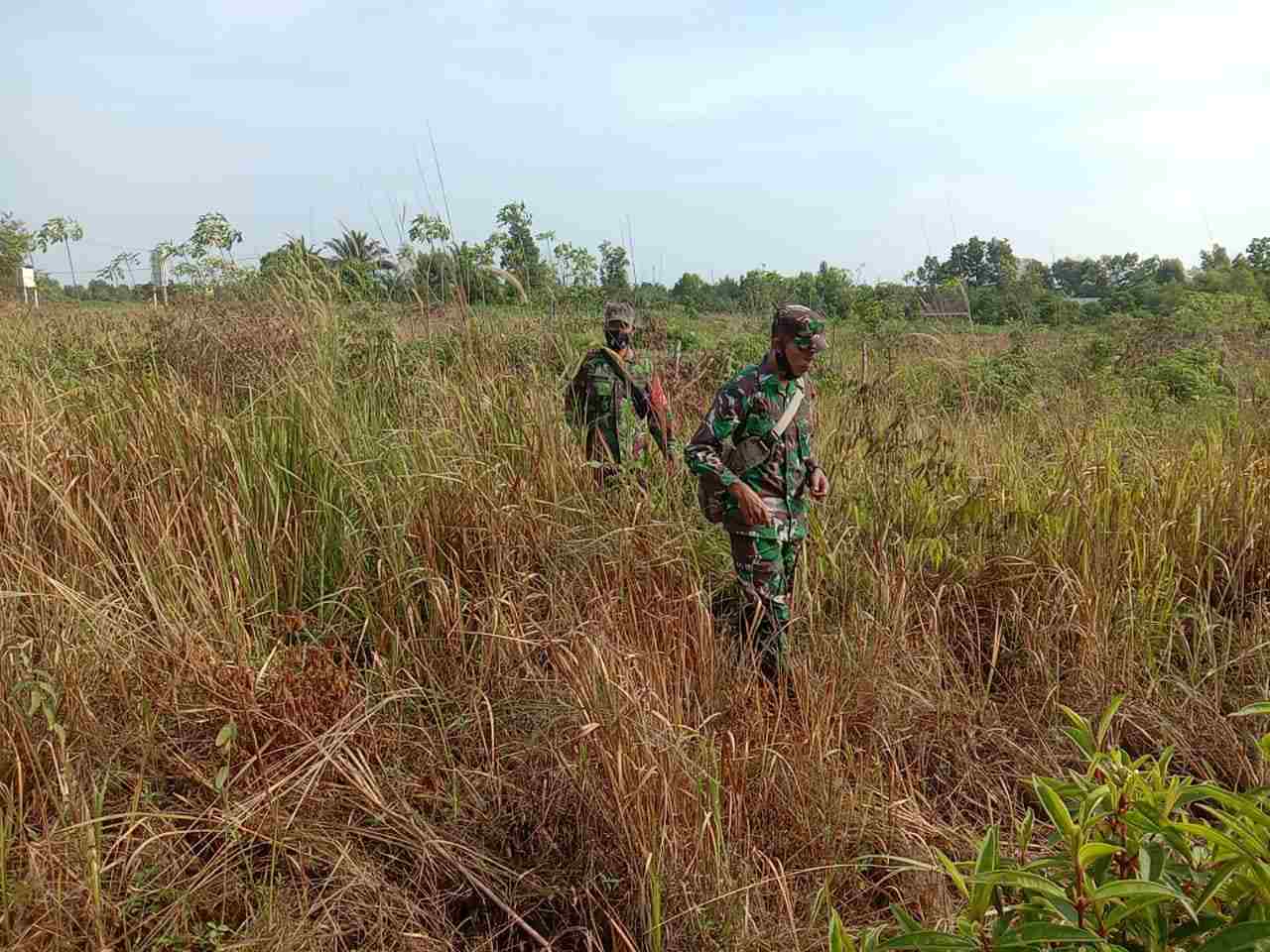 Serma Sutrisno, Serda Robi dan Serda S. Handoko Patroli Karhutla di Desa Bumbung