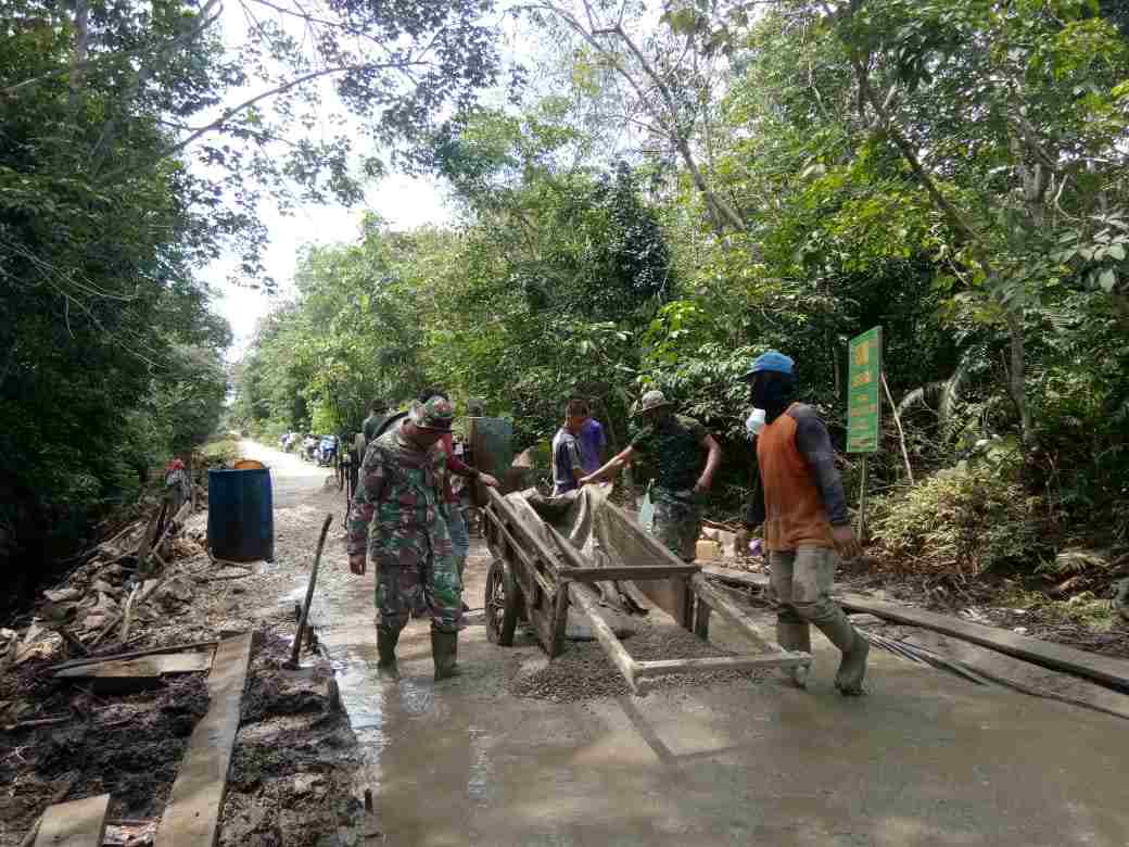 Satgas TMMD terus bejibaku, Bangun jalan di Kecamatan Bandar Laksamana