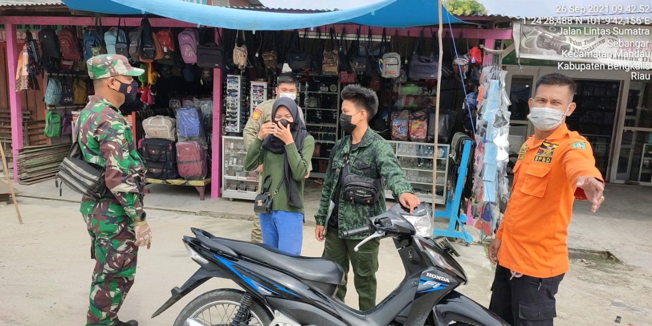 Serda Awaluddin dan Serda Hery Heriyadi Himbau Protkes di Pasar Sidomulyo Desa Sebangar