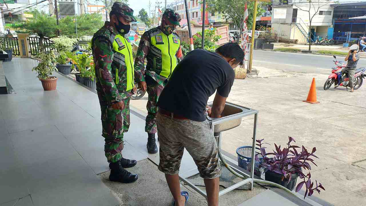 Upaya Himbauan Cegah Covid, Babinsa Koramil 04/Mandau Protkes di RM Yuanda
