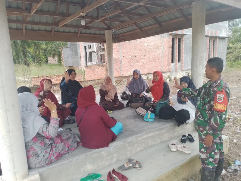 Koptu Dedi Swarman Berikan Penyuluhan Pancasila kepada Masyarakat Kelurahan Air Jamban Kampung Pancasila Duri