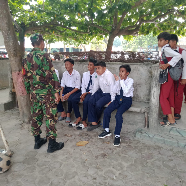 Babinsa Serma Suprapto Berikan Komsos Pancasila Kepada Siswa SMPN di Kampung Pancasila, Air Jamban