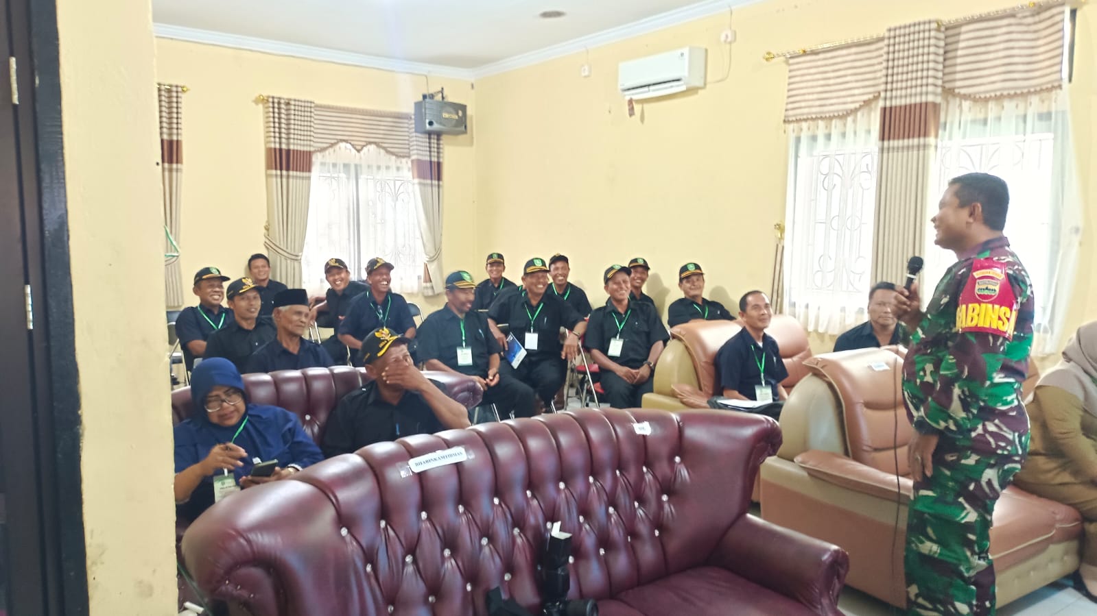 Babinsa Serdtu Roy Pardomuan Komsos Mengenai Pemahaman Pancasila Kepada RW