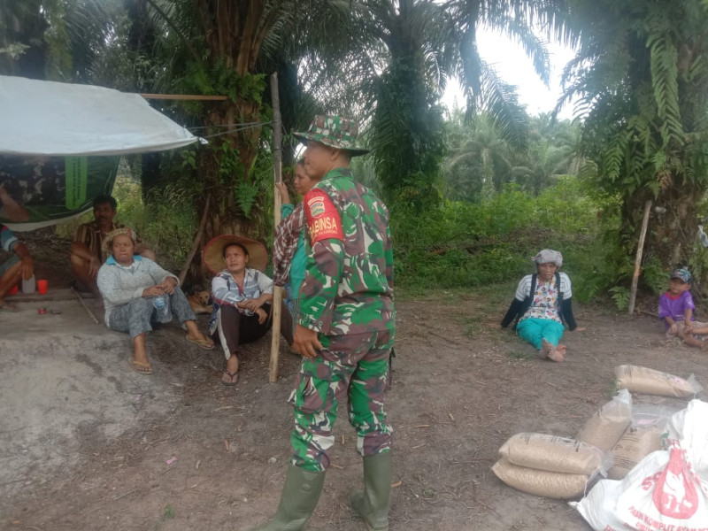 Babinsa Serda M. Fikri Berikan Komsos Pancasila Kepada Warga di Desa Tasik Serai