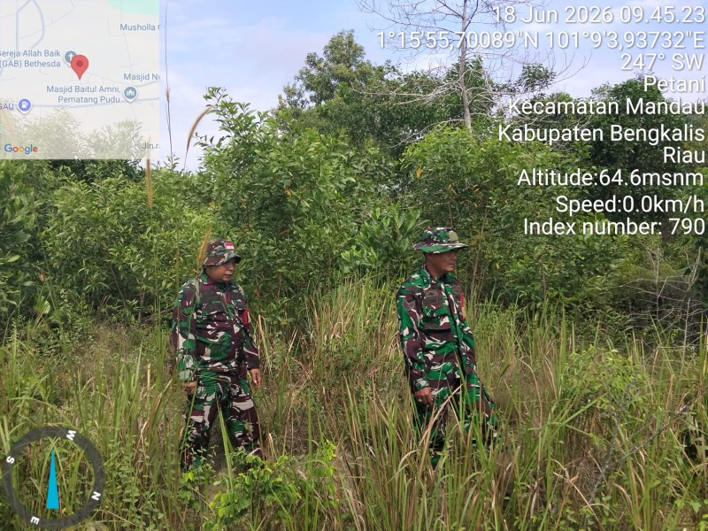 Babinsa Serka Ali.N, Serda Ml.Silaban Patroli Karhutla di jalan Rangau, Desa Petani, Bathin Solapan