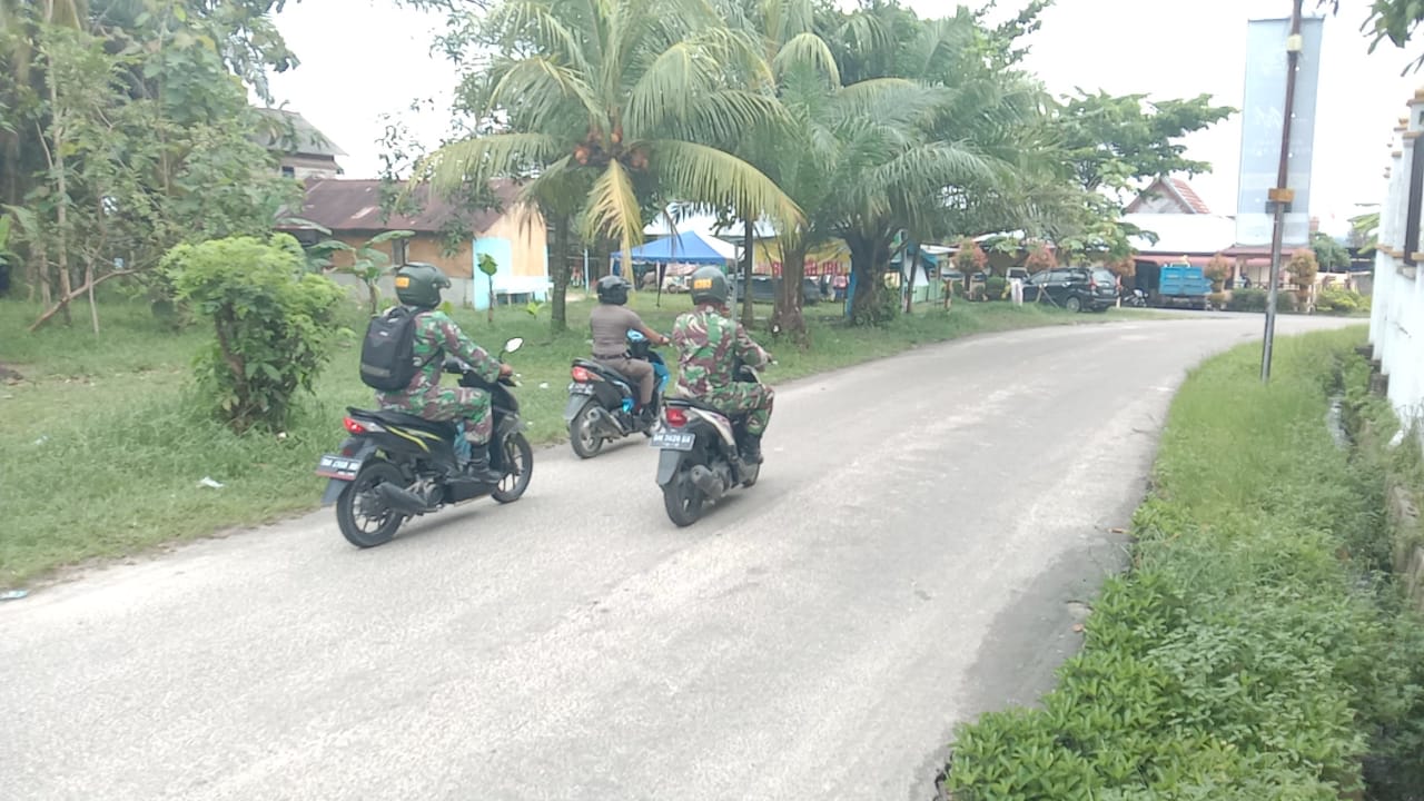 Sertu Ristiyo Bersama Satpol PP Mandau Patroli Jelang Pemilukada Bengkalis di Air Jamban