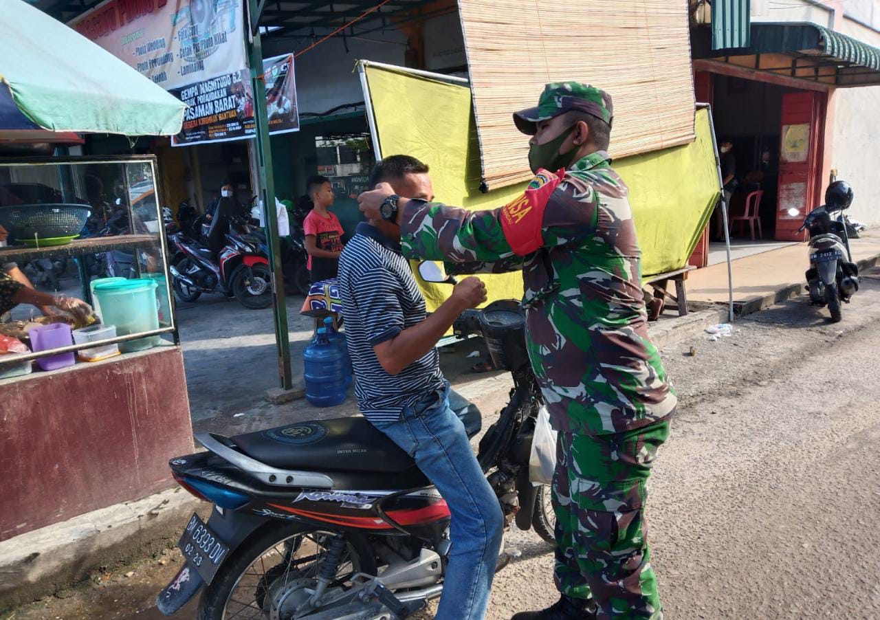 Babinsa Sertu Roy, Sertu Rosdianto dan Serda Heriyadi Himbau Protkes di Jalan Sudirman